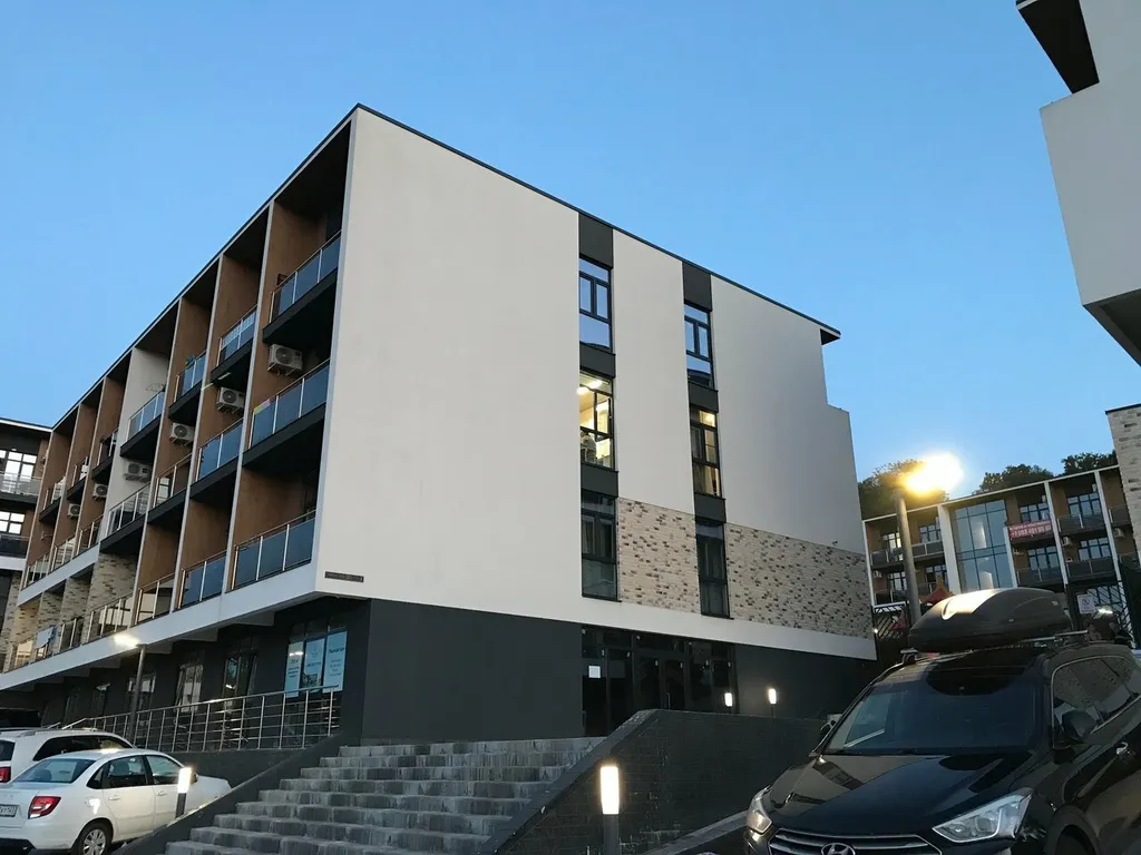 Двухуровневая квартира с бассейном на территории