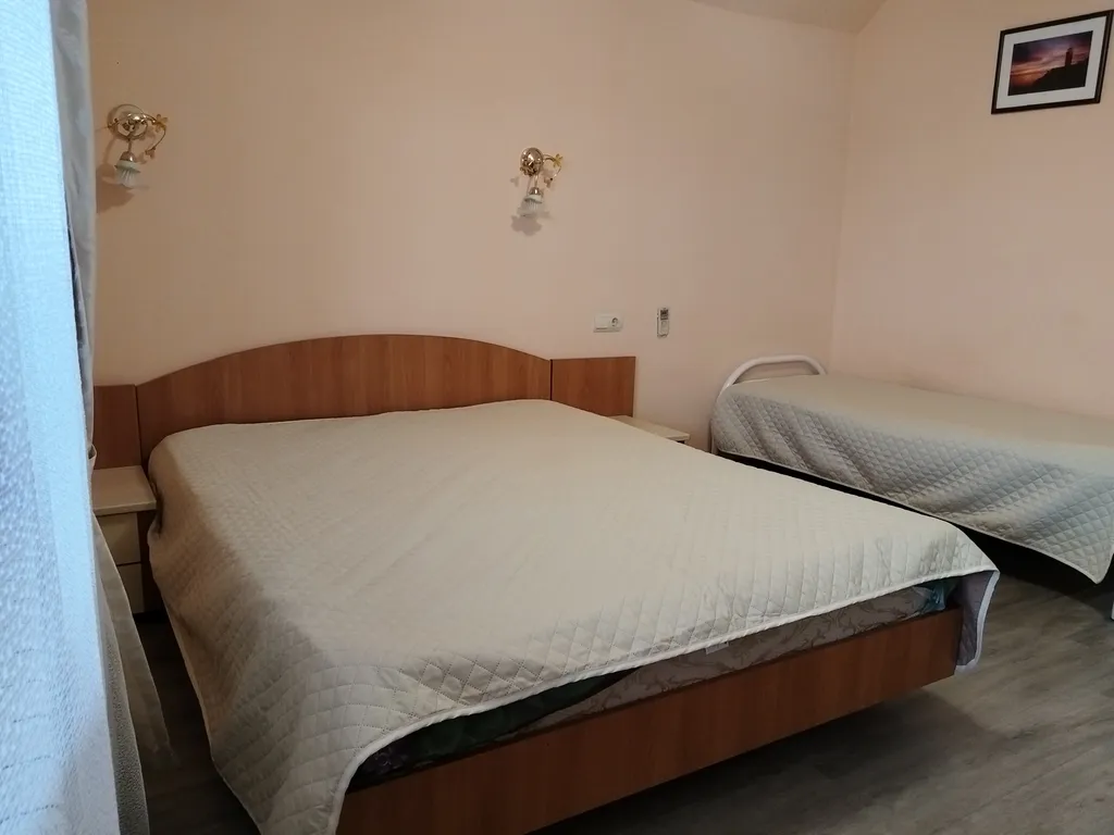 Квартира Квартира Трехместный номер с балконом в гостевом доме "Легенда" с бассейном. — Анапа