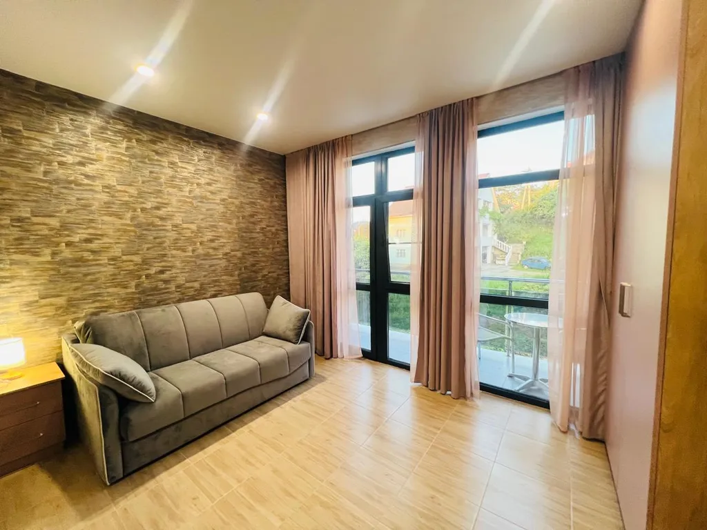 Студия с балконом и бассейном на территории