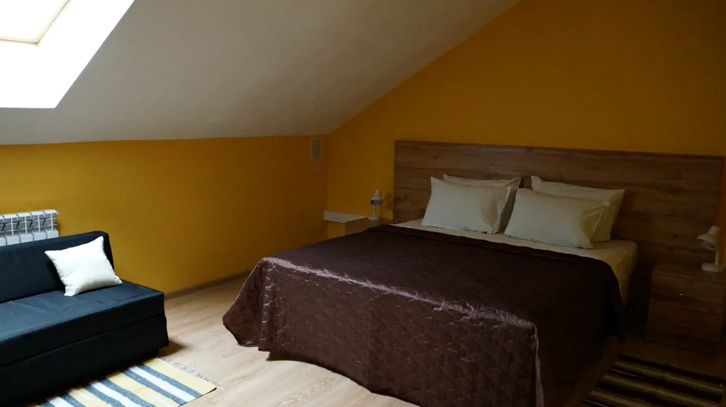 Трёхместная комната мансарда