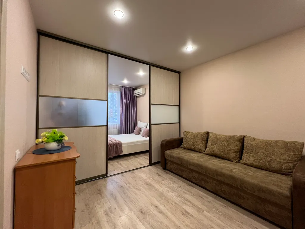 Дизайнерская квартира с огромным телевизором напротив кровати