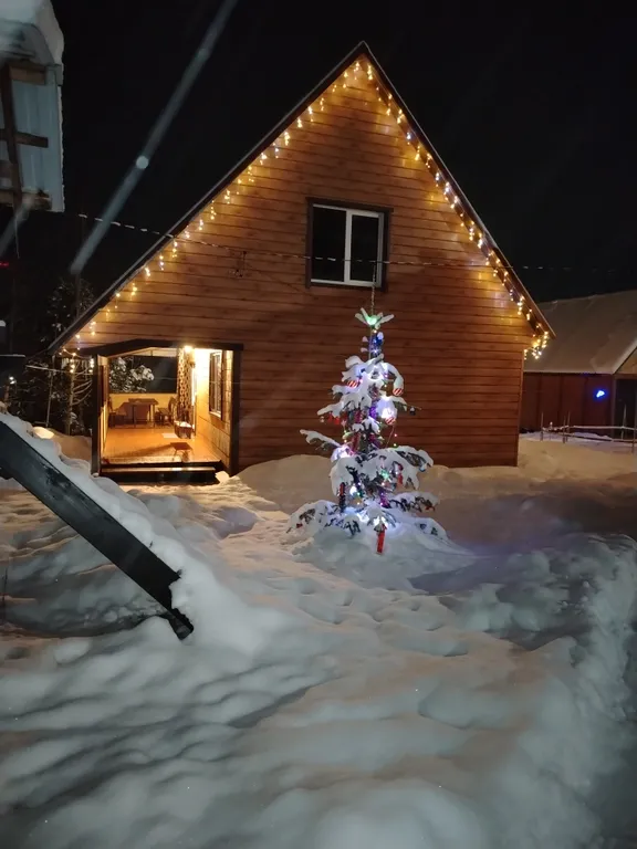 Усадьба Алтын-Ай на возвышенности с красивым видом на горы