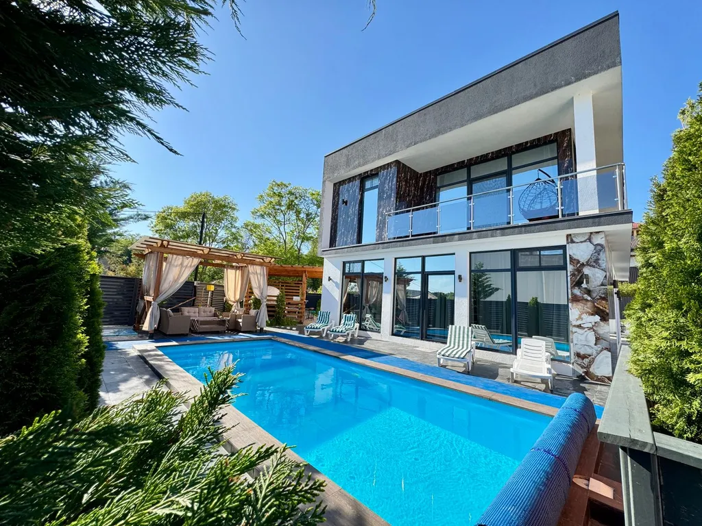 Дом с баней и теплым бассейном