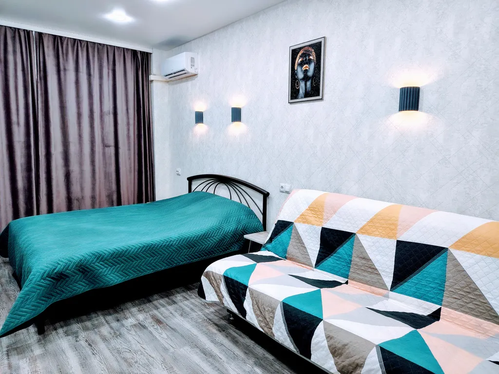 Однокомнатная квартира люкс с кондиционером и бойлером в центре — аренда посуточно в Абакан