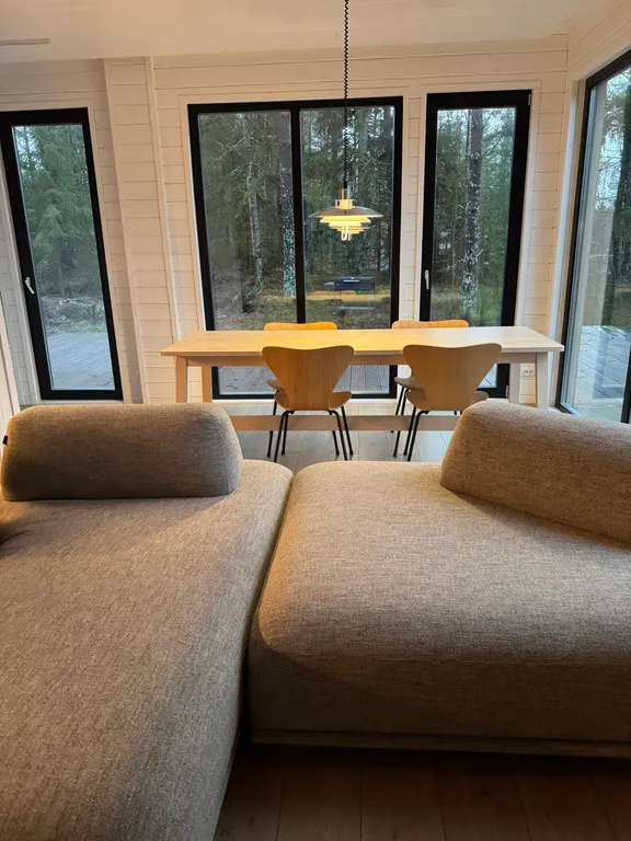 Дом в лесу рядом с озером