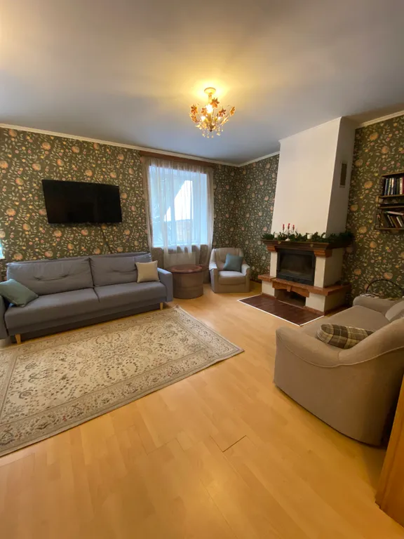 Дом с камином в лесу возле залива