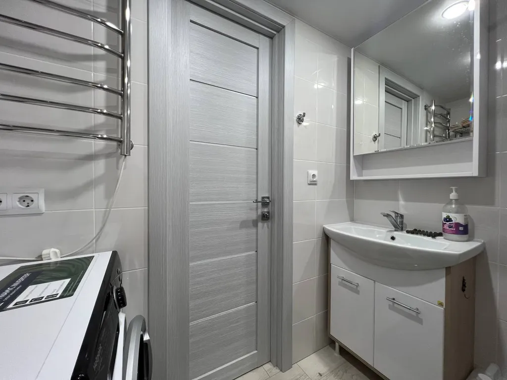 Просторная студия с балконом