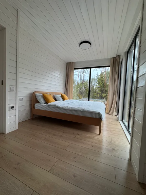 Дом в лесу рядом с озером