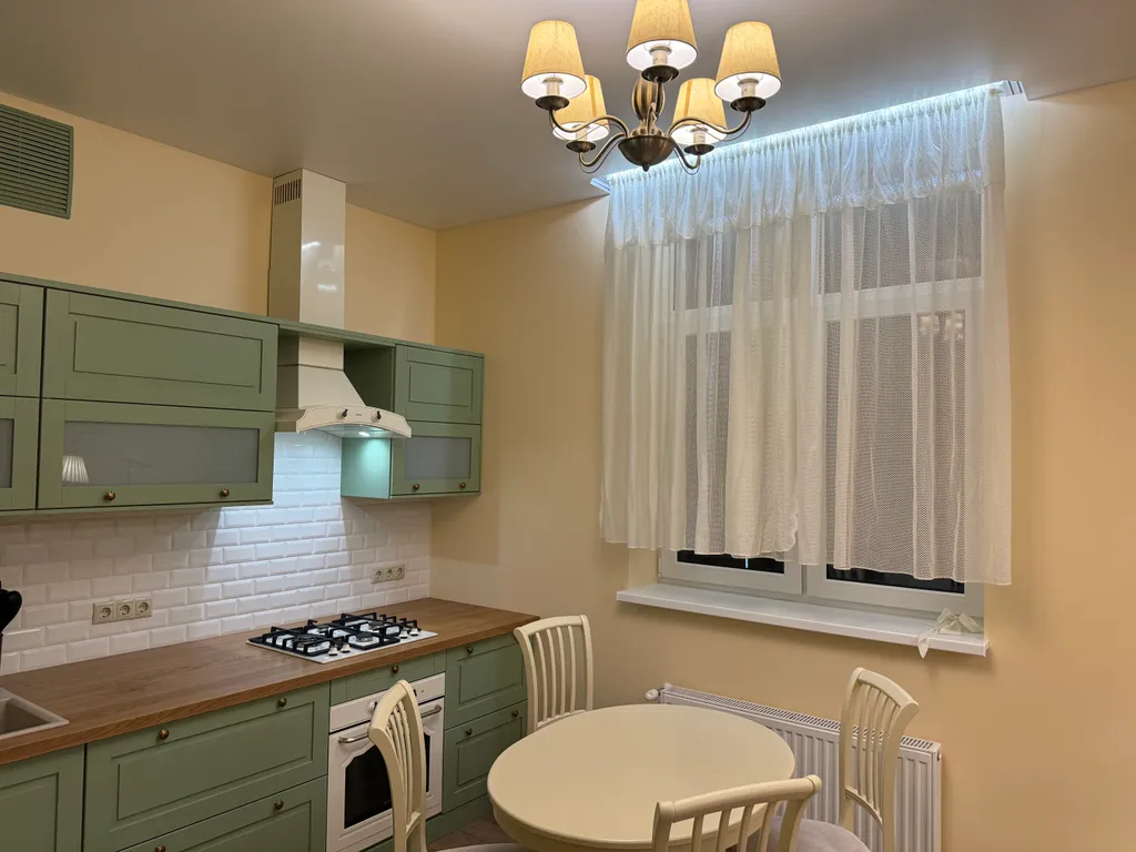 Солнечная квартира с мебелью из натурального дерева, рядом с морем