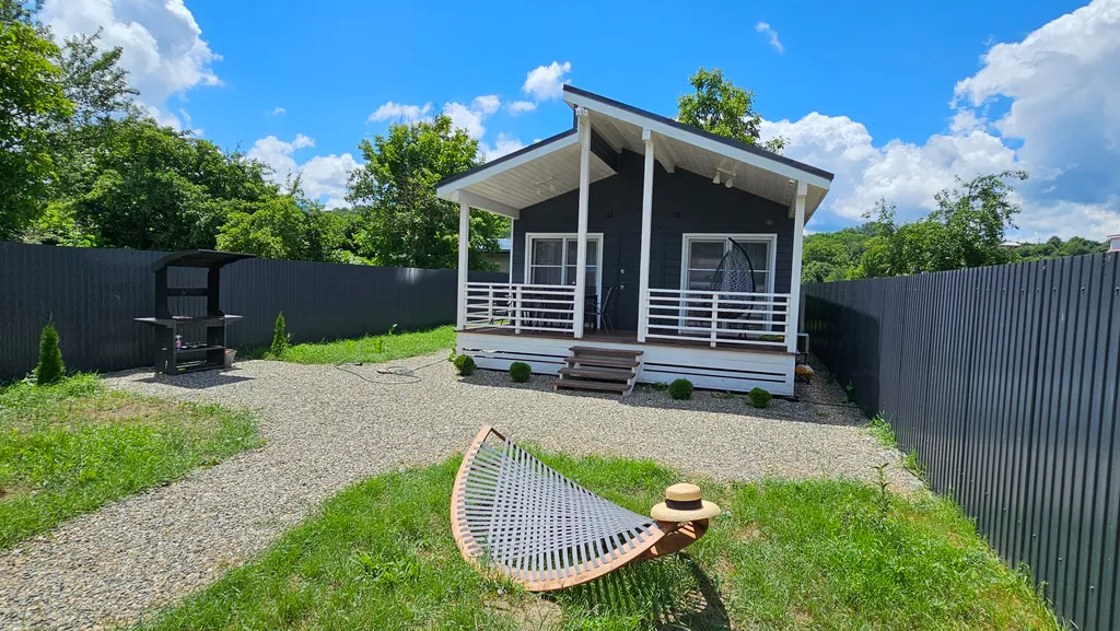 Новый дом с собственной территорией и видом на горы