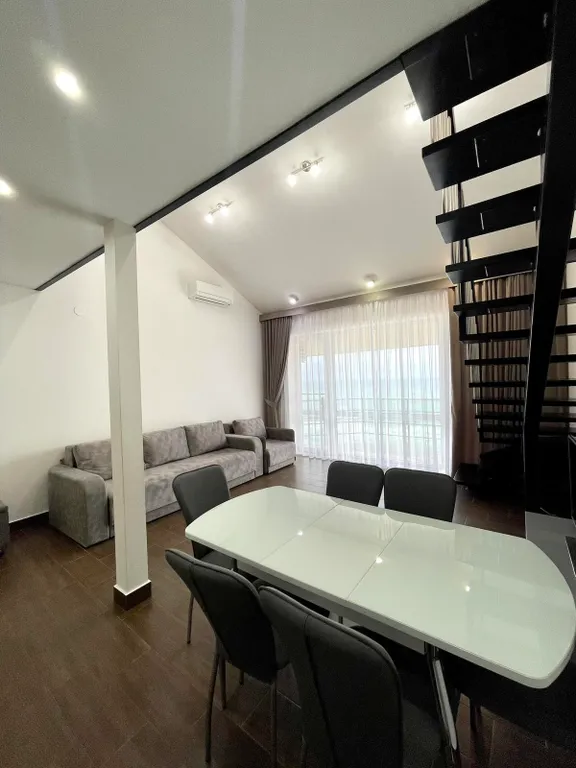 Эллинг на берегу моря