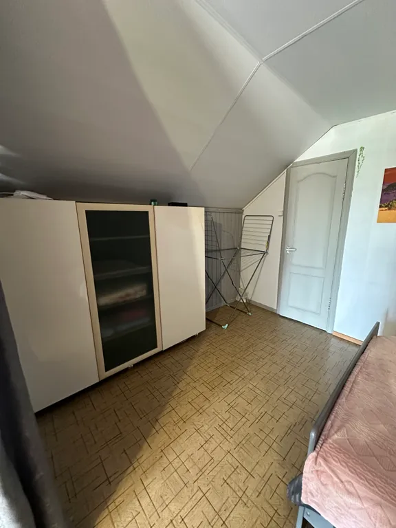 Уютная комната с видом на горы на побережье