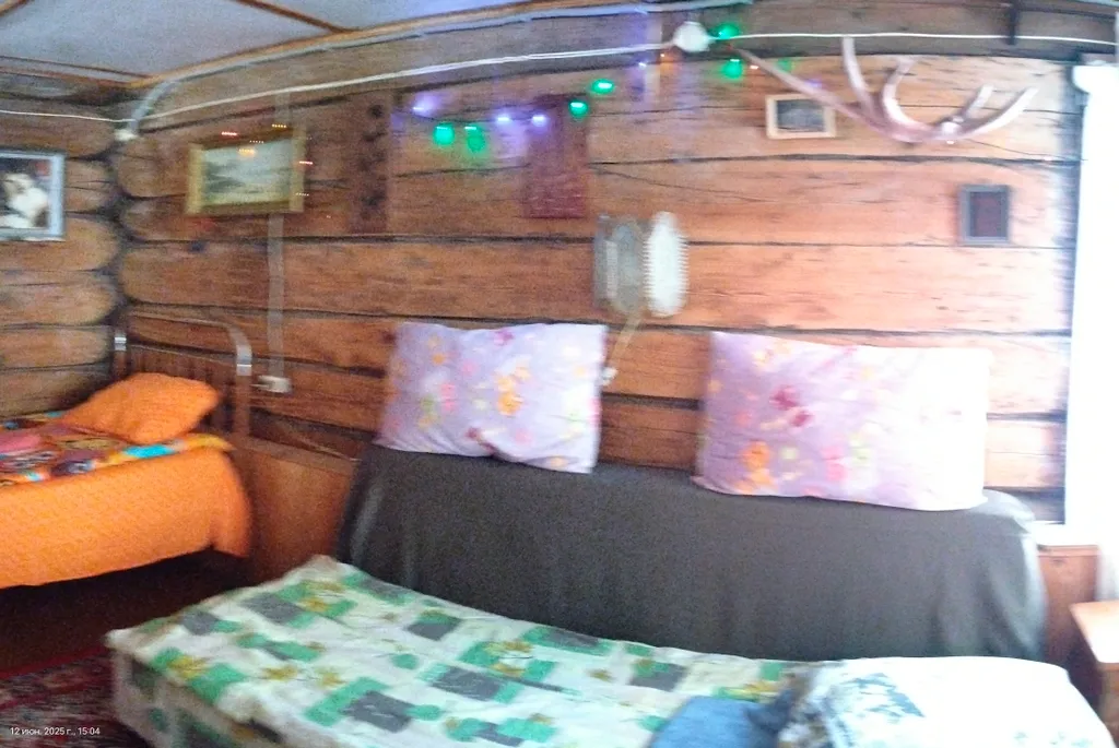 Деревенский домик на берегу озера