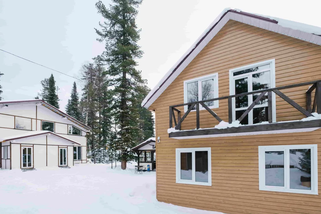 Коттедж Гостевой двор "Дом в кедрах" — Шерегеш