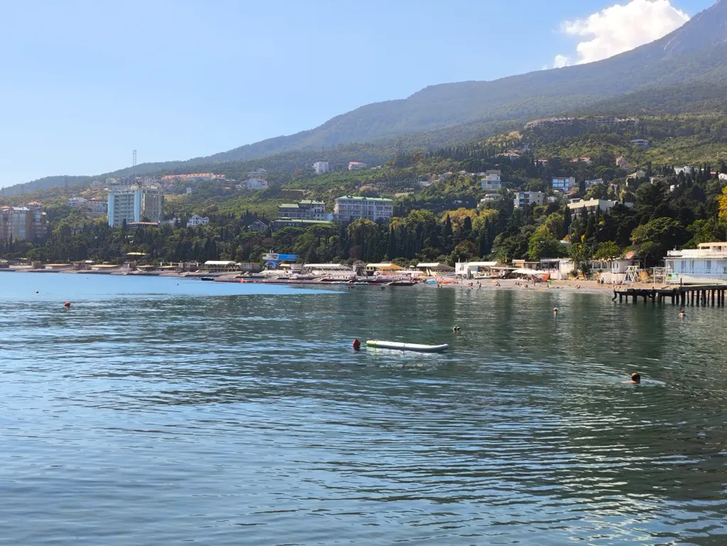 Уютный номер с балконом в центре Гурзуфа с видом на море