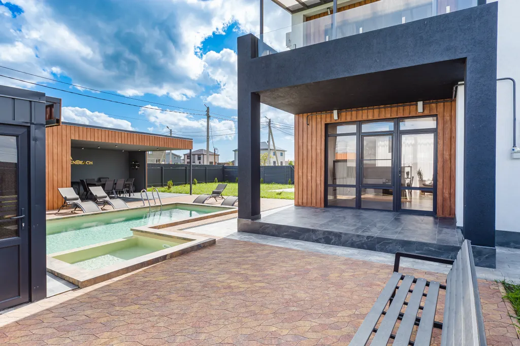 Загородный дом с русской баней и бассейном в 15 минутах от моря