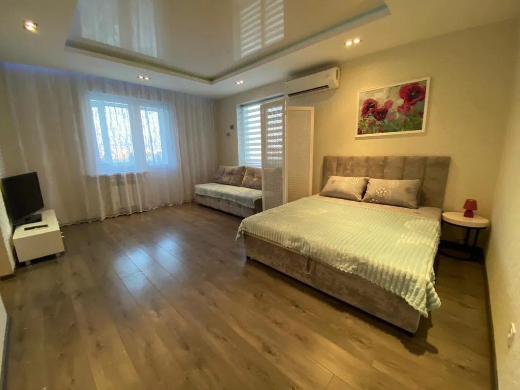 Простороная однокомнатная квартира с панорамной лоджией — аренда посуточно в Астрахань