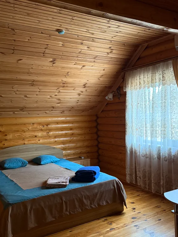 Деревянный домик возле моря