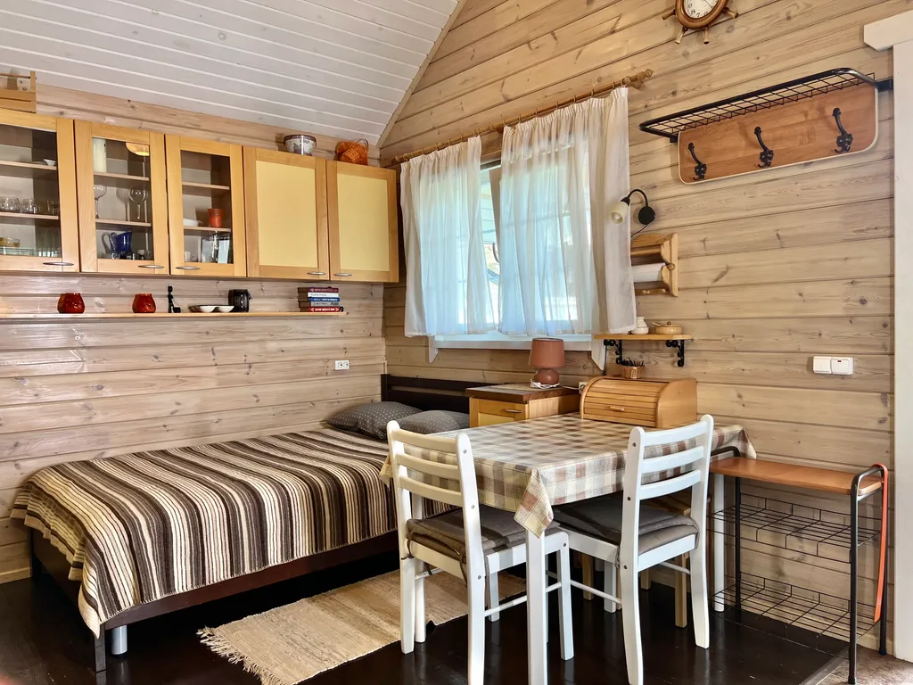 Маленький дом на берегу озера