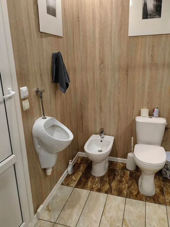 Дом в тихом и живописном месте на берегу озера