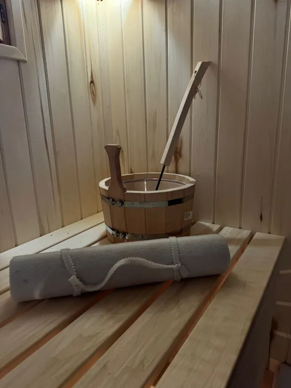 Уютный дом на берегу реки