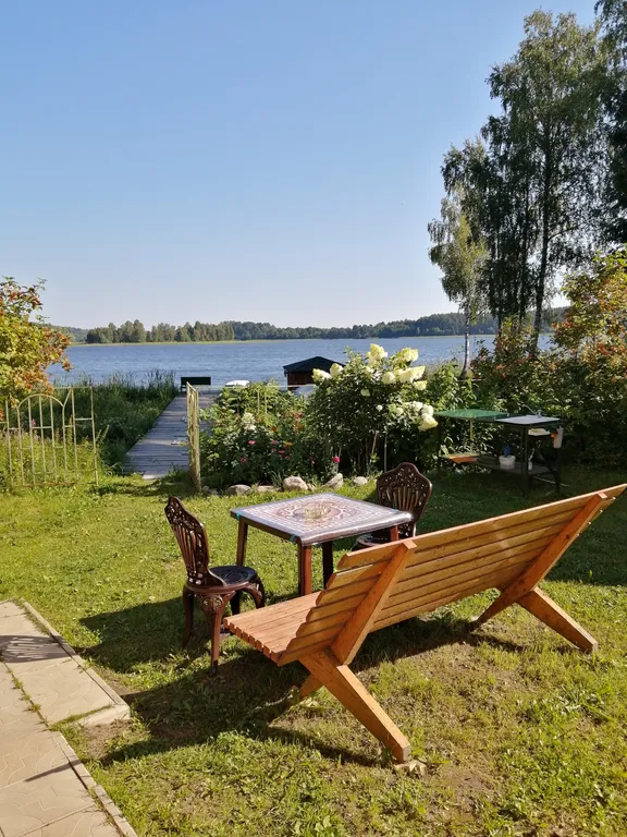 Дом на берегу озера Селигер