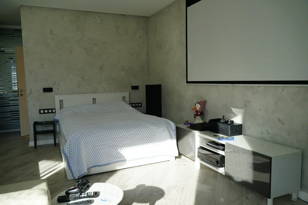 Приятная студия с домашним кинотеатром