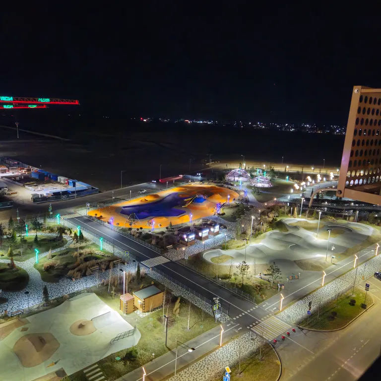 Студия Золотая карта с видом на сквер