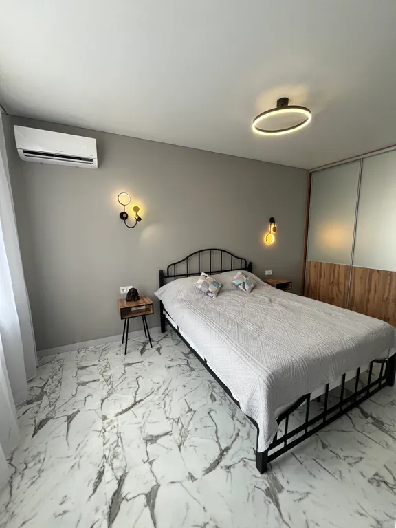 У ресторана! 14-й этаж и с видом на город.