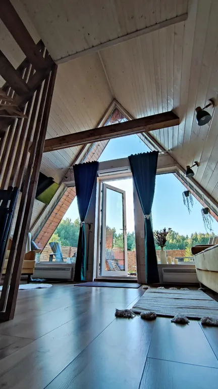 Треугольный домик у леса