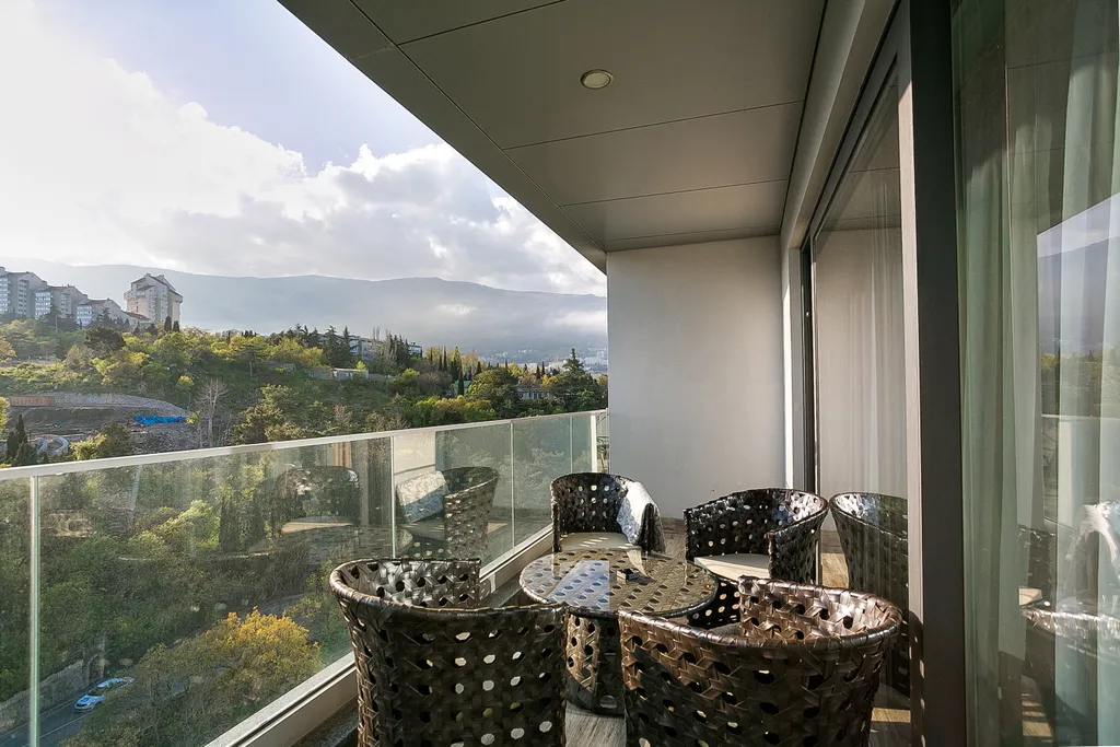 Студия терраса вид на горы и частично на море в приморском парке