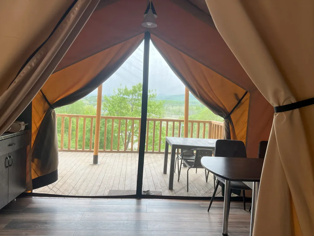 Сафари-тент с подогреваемым бассейном