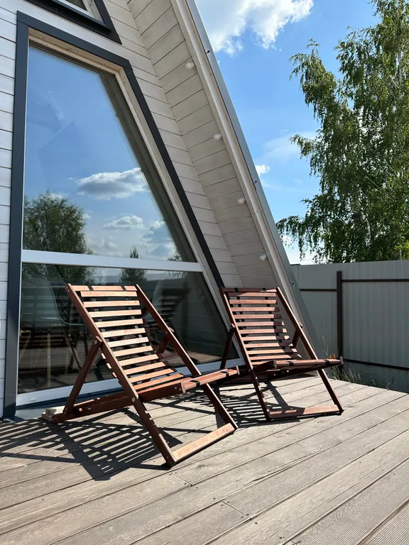 Дом в стиле A-frame на самом берегу реки