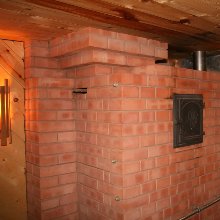 Комфортный дом на лесном участке у озера, рядом с городом