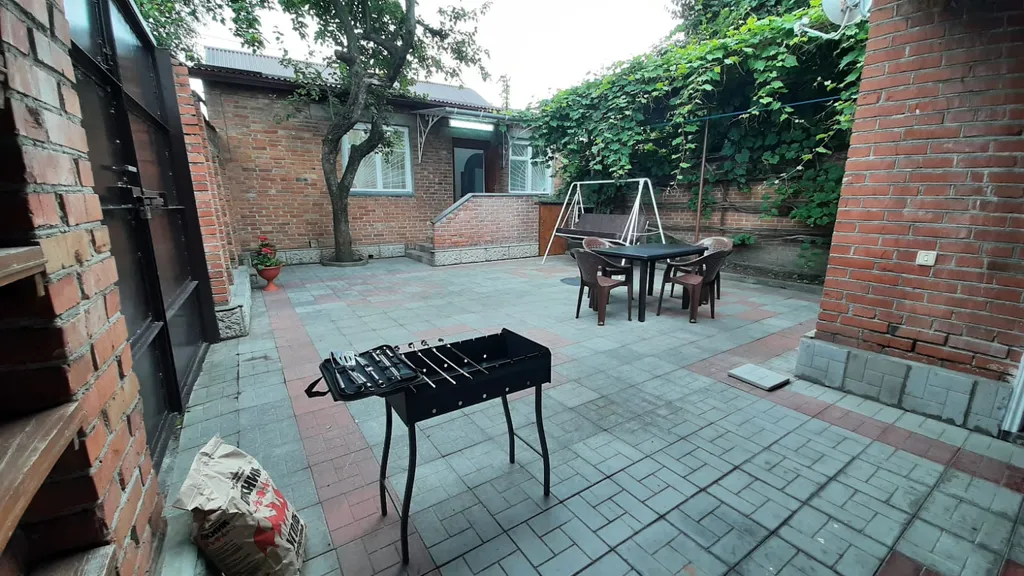 Уютный дом в центре города с местом для парковки автомобиля