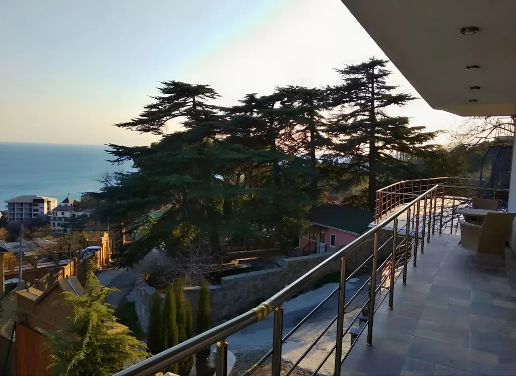 Люкс с видом на море и отдельной спальней 302