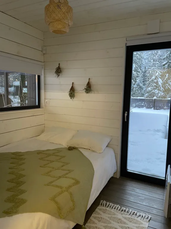 Уютный дом в тишине хвойного леса