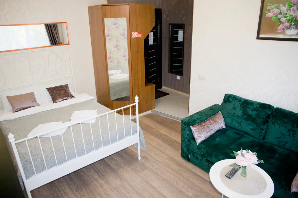 Однокомнатная с зеленым диваном и теплым полом