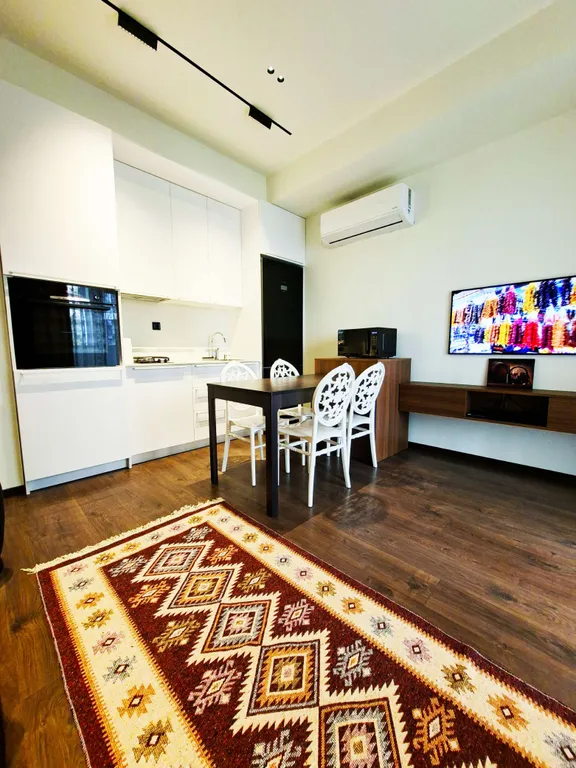 Трёхкомнатная квартира в центре Тбилиси с балконом, вид во двор