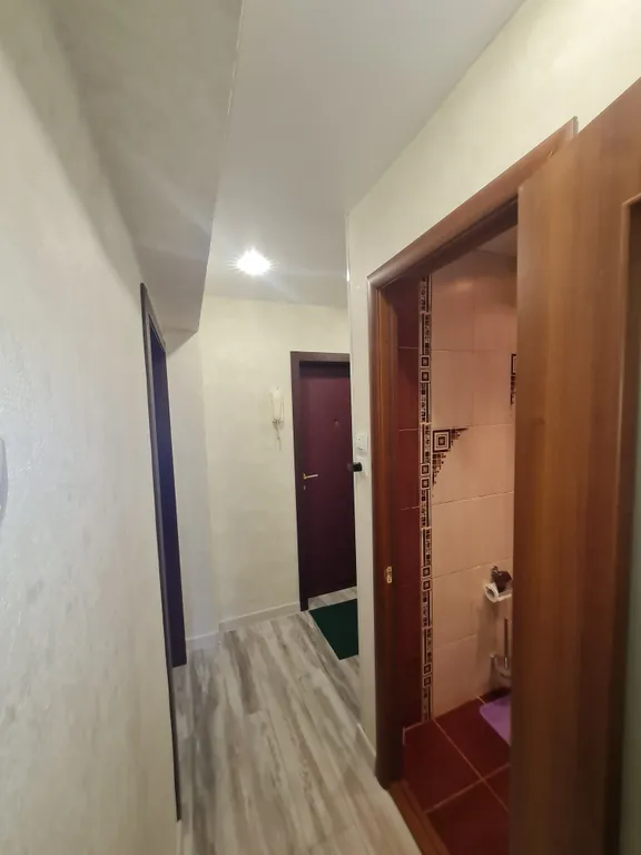 Стильная квартира с большой кроватью.