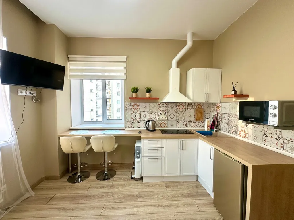 Апартамент с двумя окнами в топовой локации рядом с морем