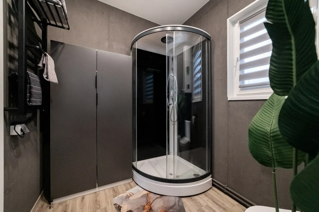 Уютный дом около реки Мана с баней