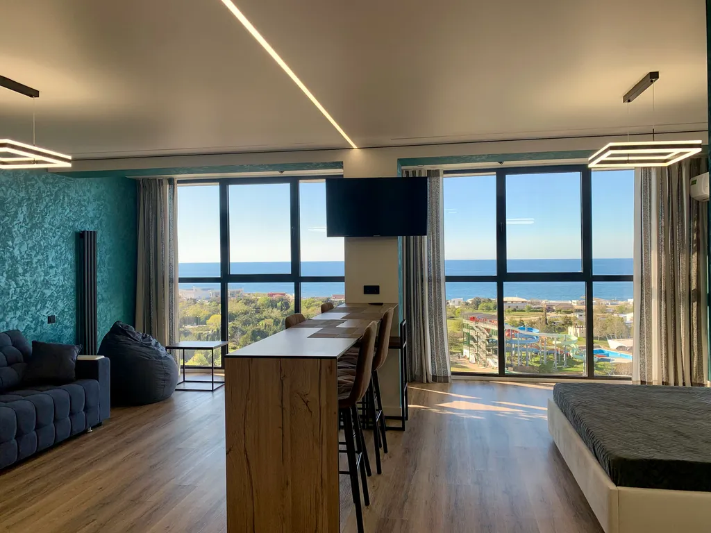 Элитная квартира с панорамным окнами витражами с видом на море