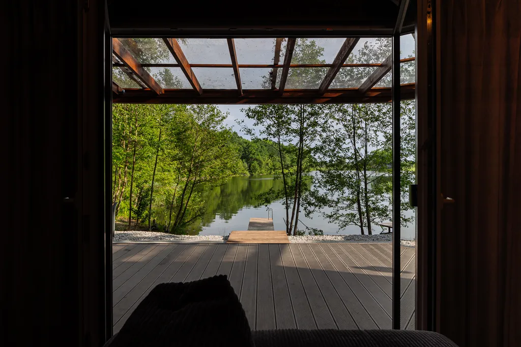 Дом с баней на озере