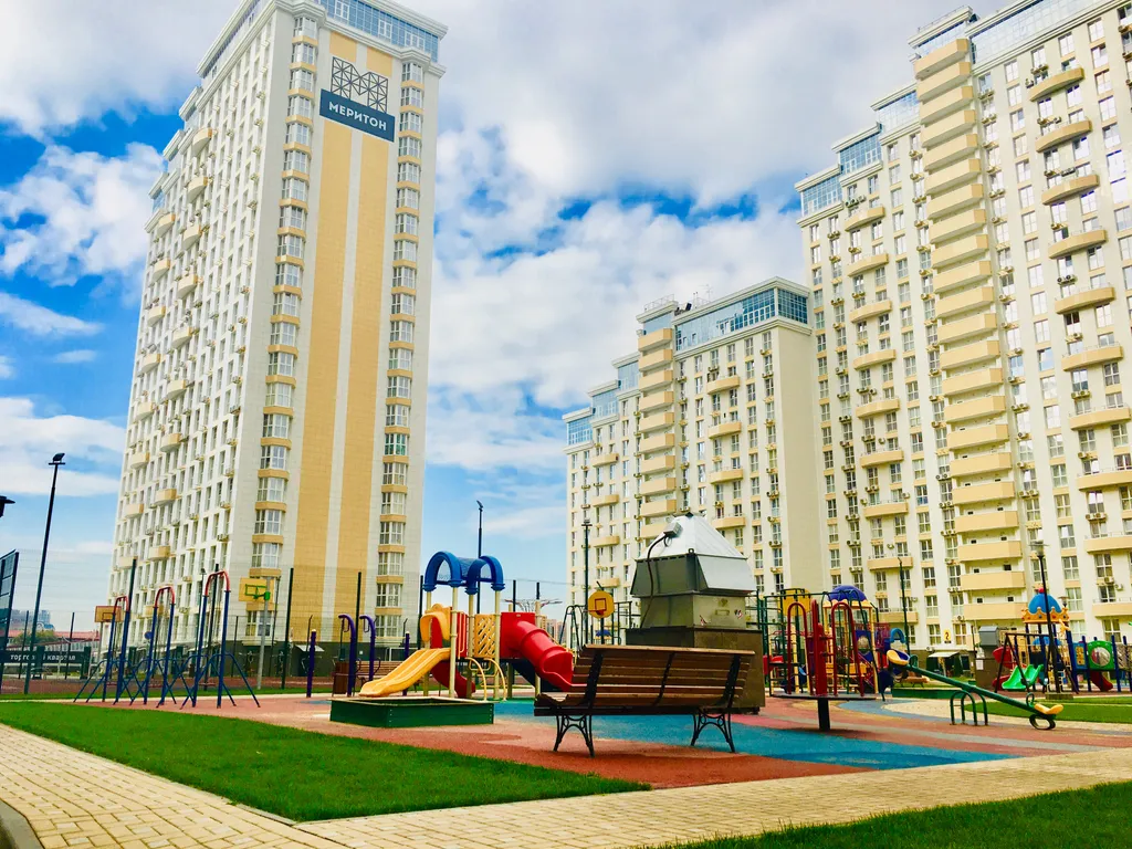 Квартира с кроватью и двумя диванами в ЖК Большой