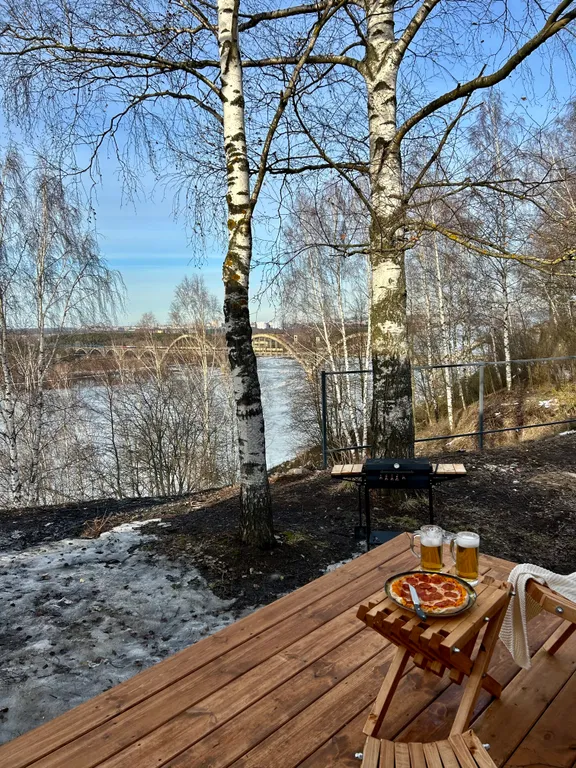 Дом с чаном на берегу реки