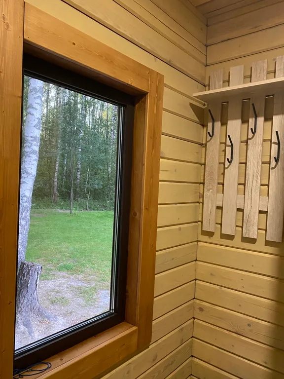 Уютный домик в лесу около реки