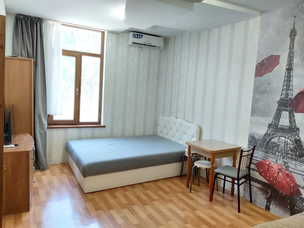 Прямо у Воронцовского парка