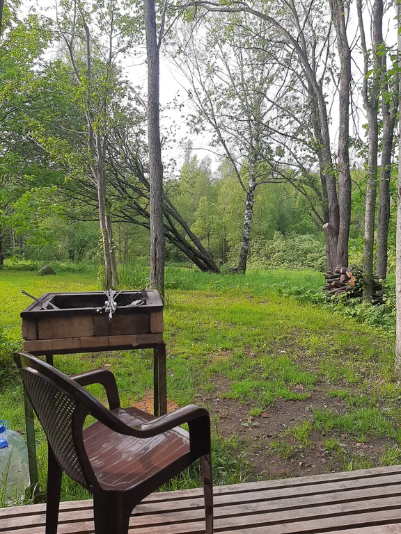 Дом на склоне холма у реки