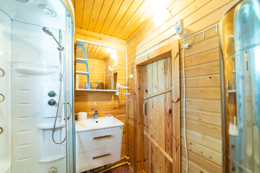 Двухэтажный домик в тихой деревне вблизи леса и озера, сауна в доме, сад